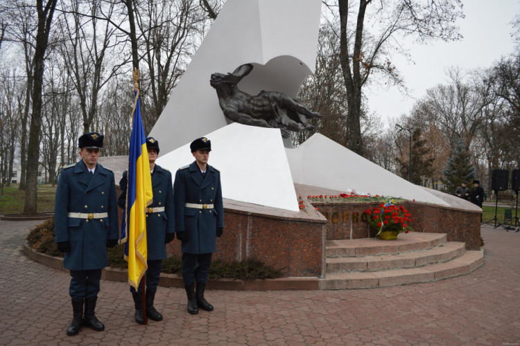 У Харкові поклали квіти до пам"ятного знаку жертвам Чорнобильської катастрофи