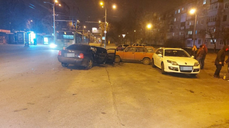 В Харькове 13 декабря столкнулись четыре автомобиля