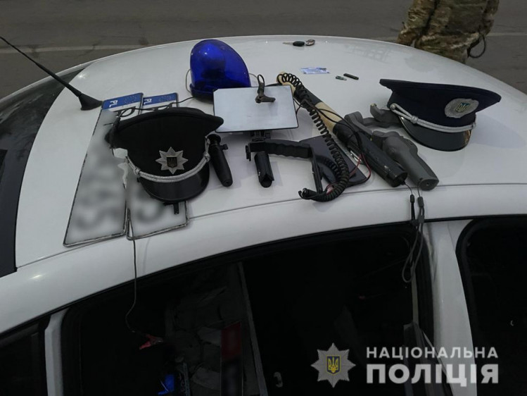 Поліція обшукала машину блогера, який плюнув у поліцейського в Харкові