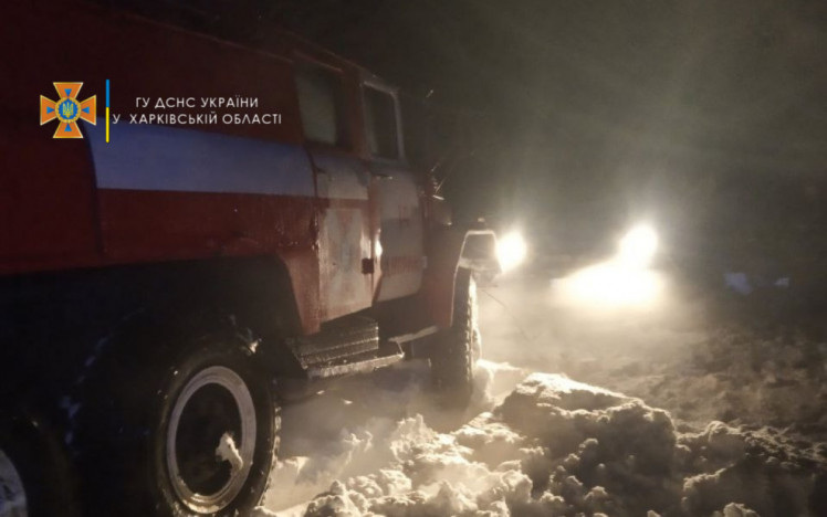 На Харьковщине из-за сложных погодных условий спасатели помогали водителям