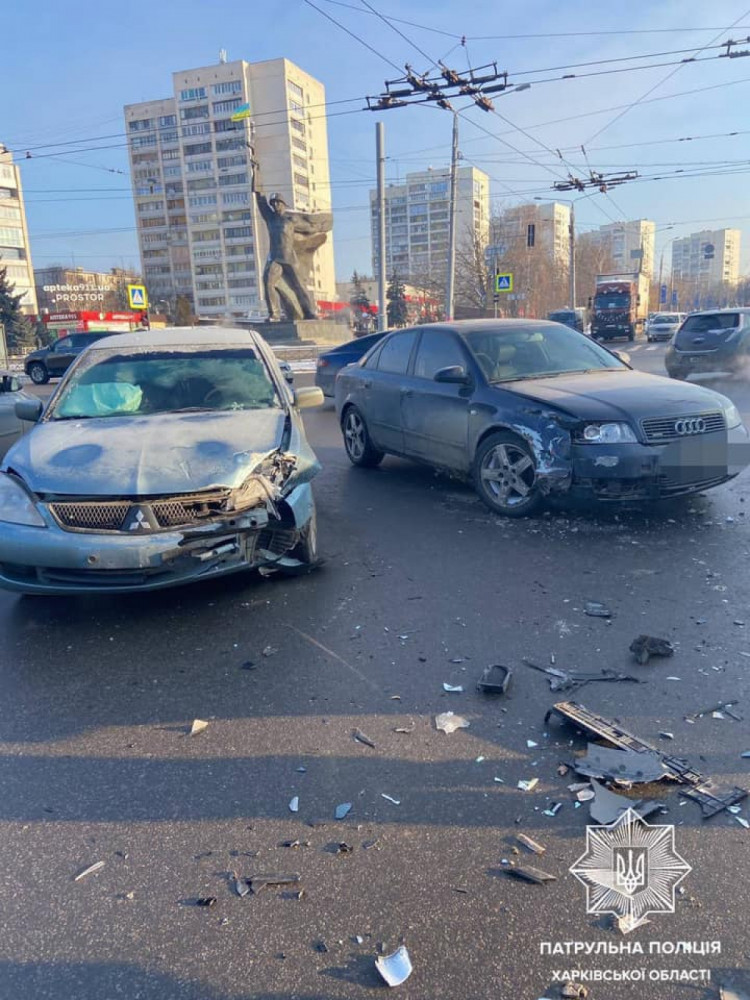 У Харкові біля пам"ятнику Солтаду врізалися авто