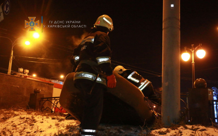 В Харькове двоих мужчин достали из ледяной воды