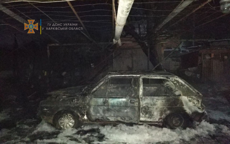 На Харківщині вогонь знищив авто