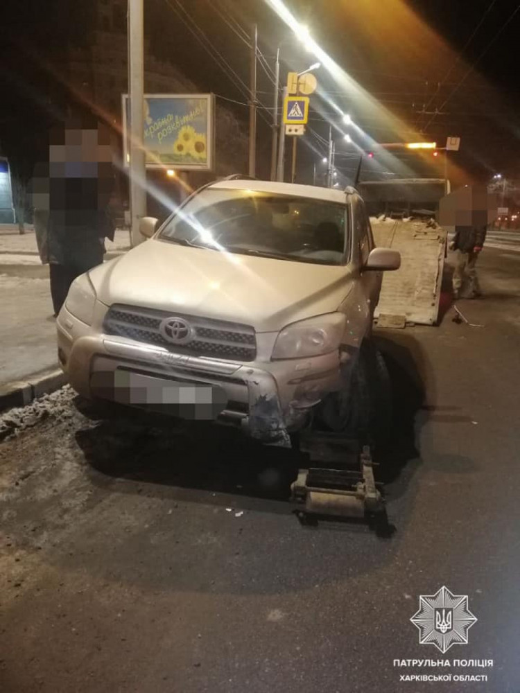 В Харькове водитель врезался в островок безопасности