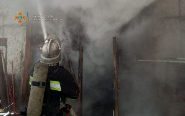 В Харькове спасатели тушат пожар на предприятии
