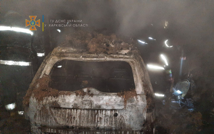 В Харьковской области сгорел автомобиль на частной территории