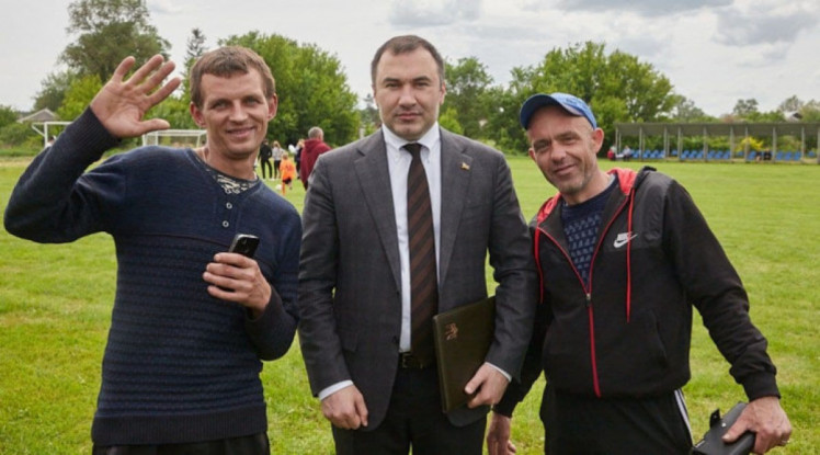 Артур Товмасян фотографируется с друзьями