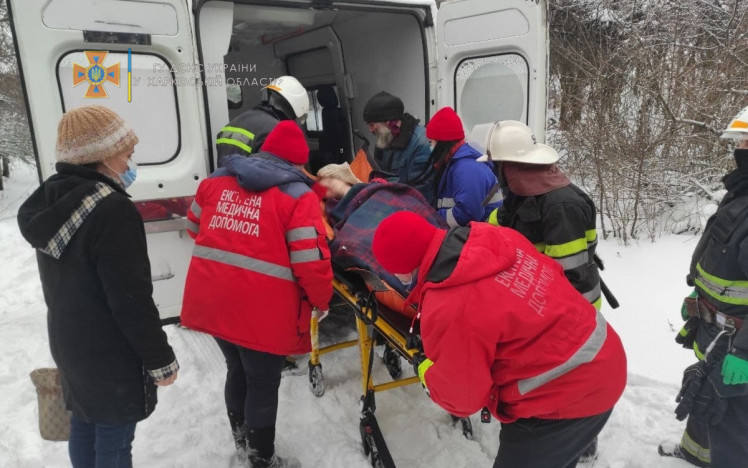 На Харьковщине спасатели вытащили "скорую" из сугроба