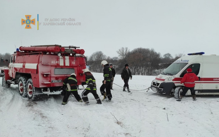 Рятувальники допомогають "швидким" долати снігові замети на Харківщині