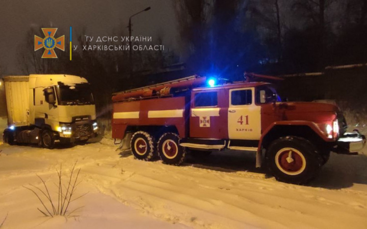 Спасатели на Харьковщине вытаскивали авто из снежных заносов