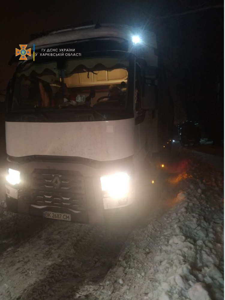 На Харківщині рятувальники витягали вантажівки зі снігових заметів