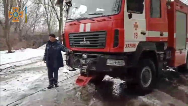 Спасатели в Харькове освобождали авто из ледяной ловушки