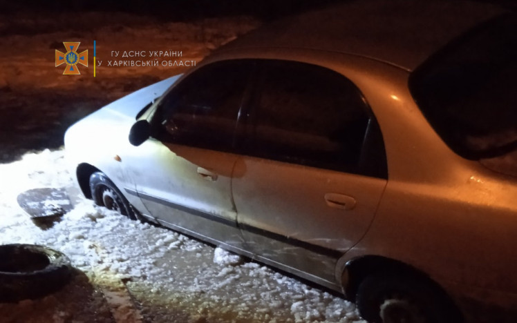 Спасатели помогали водителям в Харькове 9 января