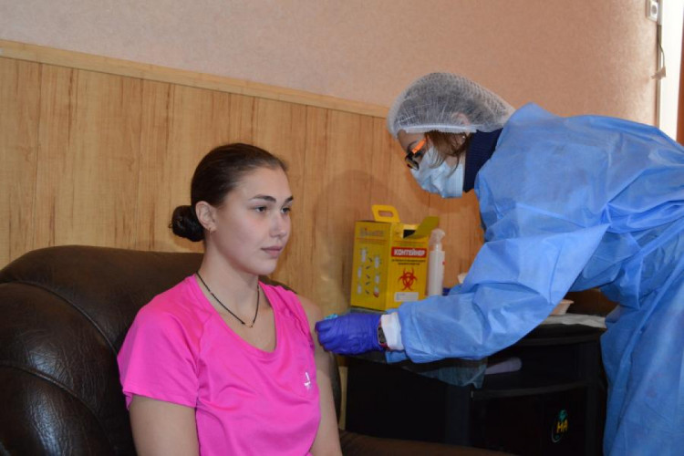 Сборная Украины по синхронному плаванию получила бустерную дозу вакцины от СОVID-19.