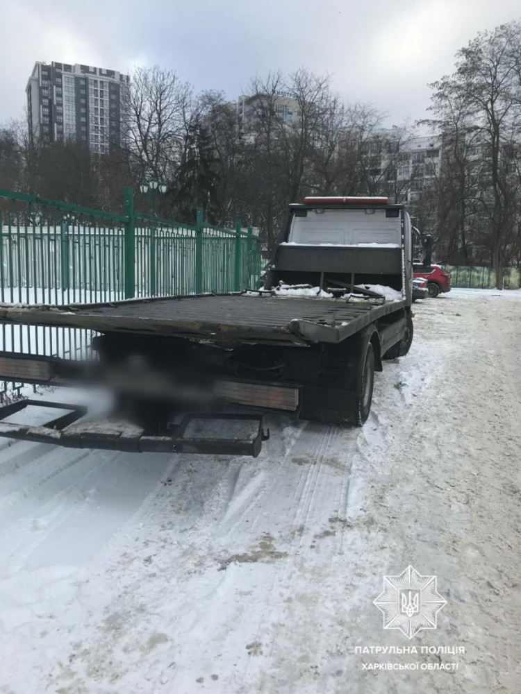 В центре Харькова водителя грузовика сбил столб