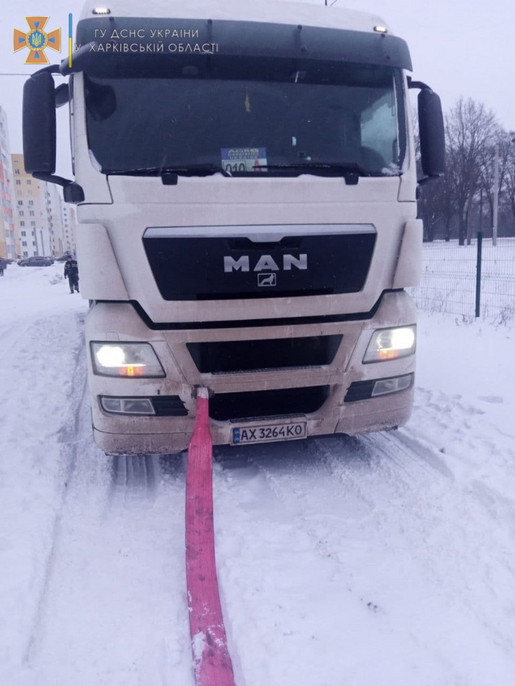 Спасатели освободили в Харькове автомобиль из ледяной ловушки