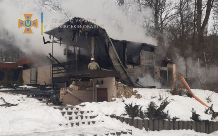 На Харківщині спалахнула будвіля на базі відпочинку