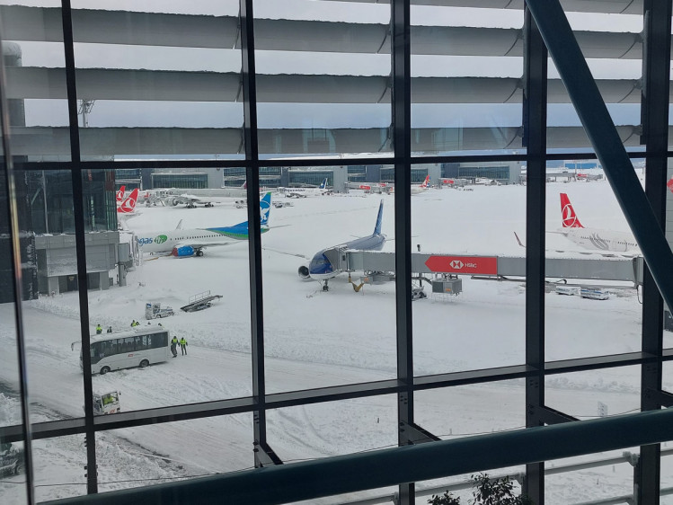 аеропорт Стамбула в снігу