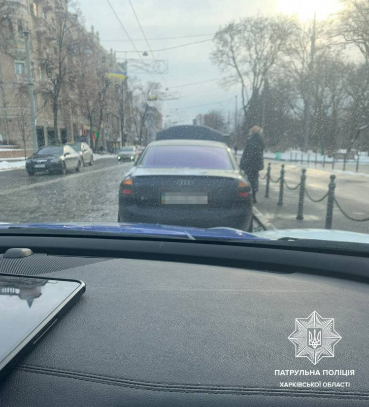 В Харькове водитель предоставил патрульным поддельные документы
