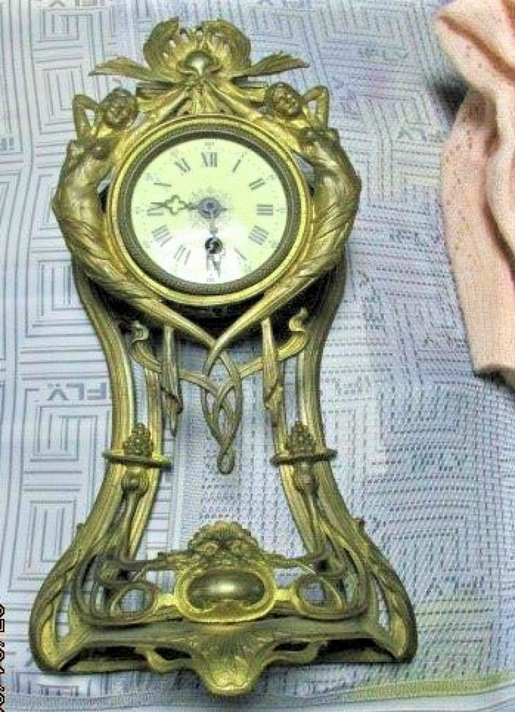 Українка намагалася вивезти на Росію старовинний годинник