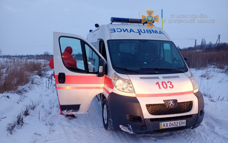 На Харьковщине спасатели освободили скорую из сугроба