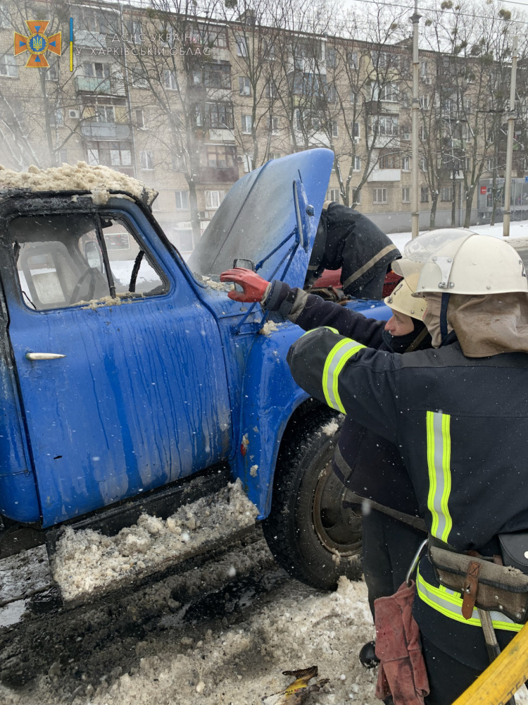 Рятувальники загасили вантажівку, яка спалахнула в Харкові
