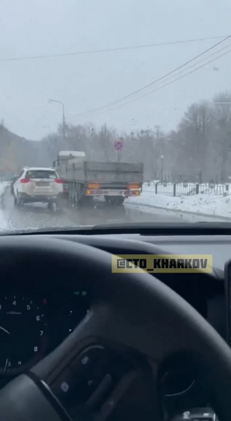 В Харькове из грузовика выпал столб на дорогу