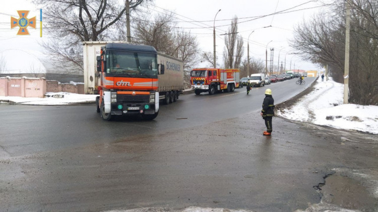 В Харькове грузовик застрял в сугробе