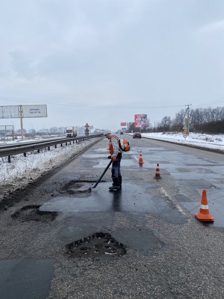 Дорожники ликвидируют ямы в Харьковской области