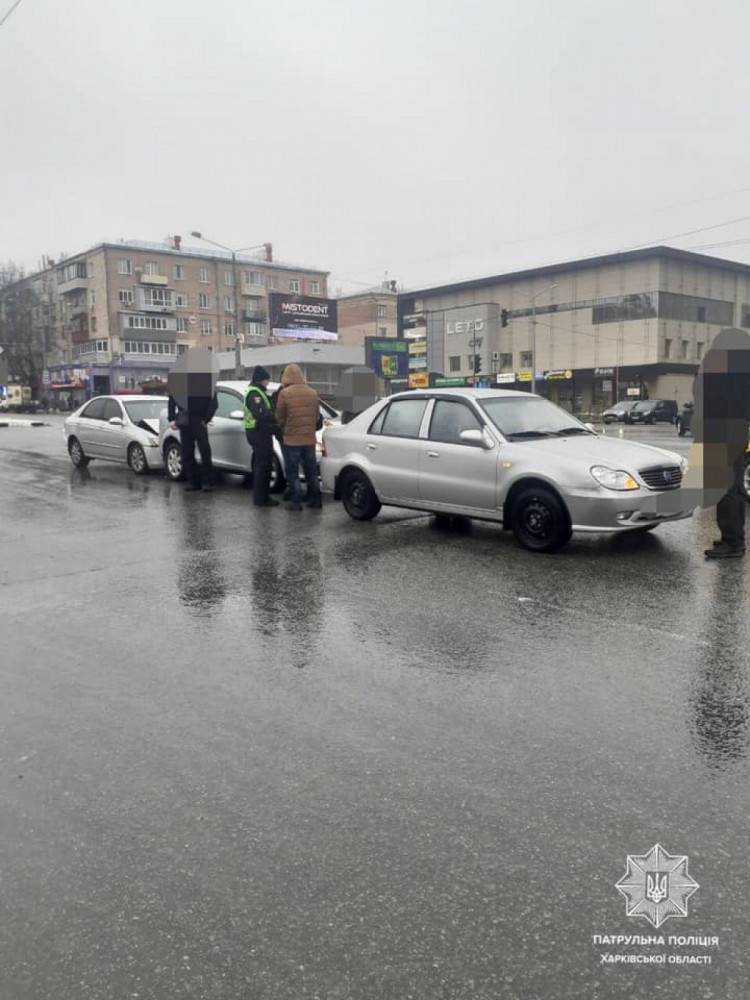 В Харькове три автомобиля не поделили проспект