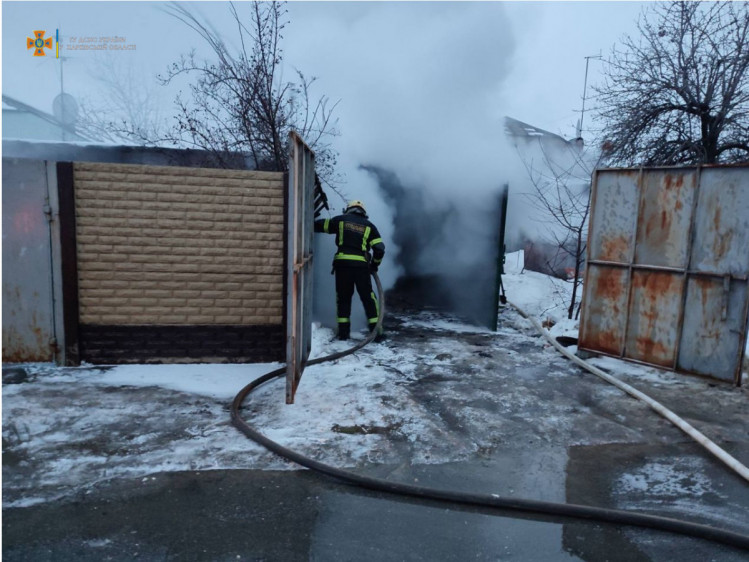 В Харькове потушили пожар в гараже