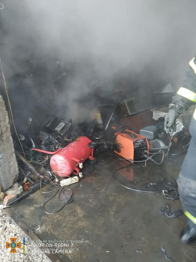 В Харьковской области загорелся частный гараж