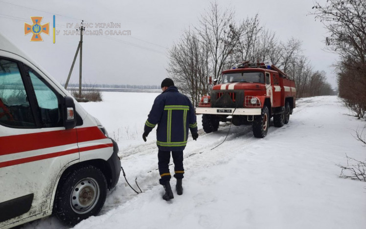 Спасатели вытащили скорую из сугроба на Харьковщине