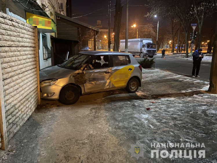 В Харькове грузовик подрезал такси