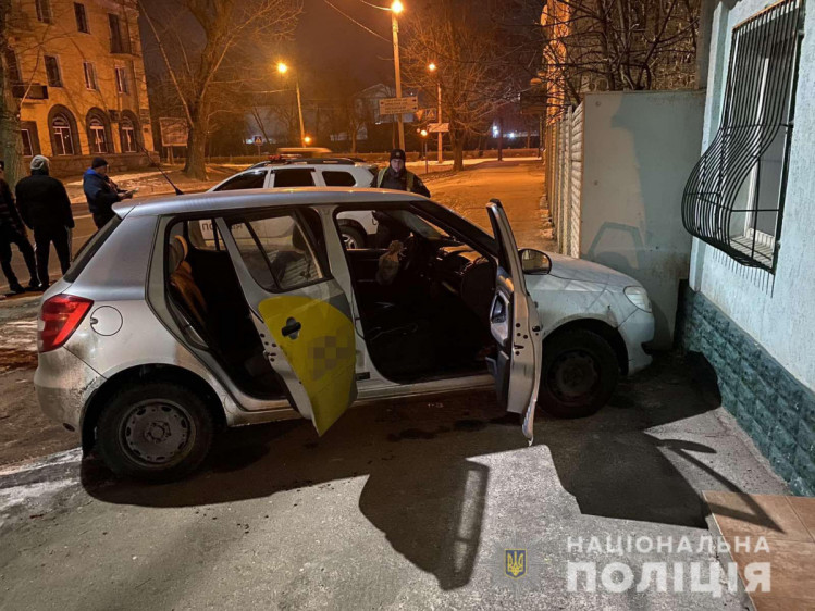 В Харькове такси с несовершеннолетними пассажирками врезалось в забор