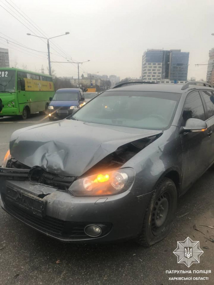 В Харькове произошло столкновение трех автомобилей