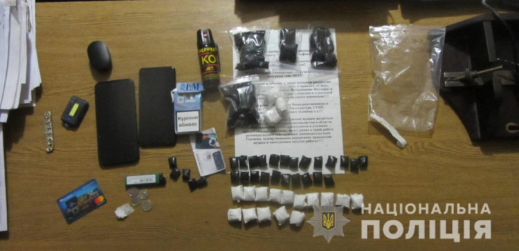 В Харькове подросток распространял наркотики