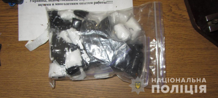 Несовершеннолетний наркодилер ударил в Харькове полицейского
