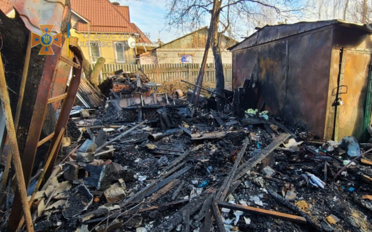 В Харькове потушили пожар на частной территории