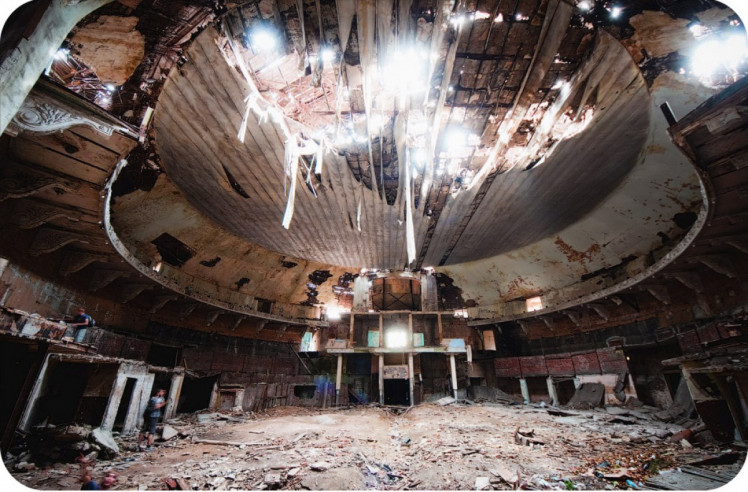 зруйнована зала театру муссурі
