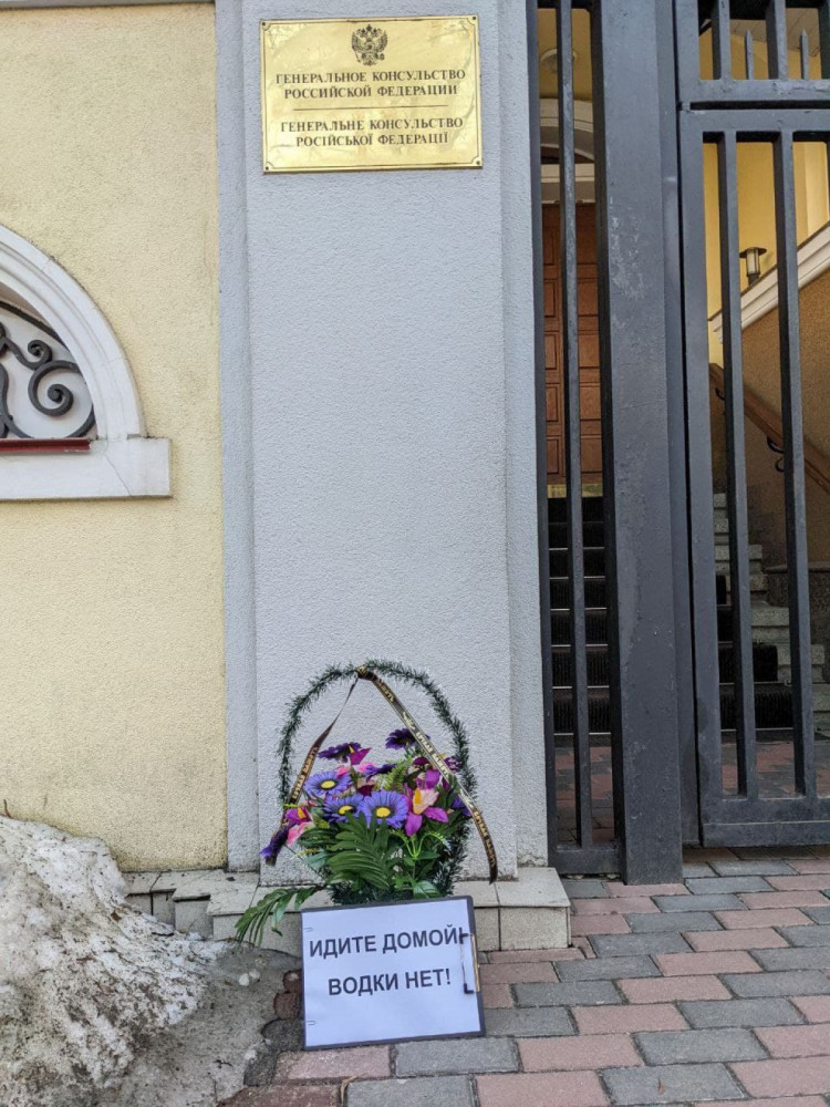 В Генконсульство России в Харькове принесли погребальные цветы
