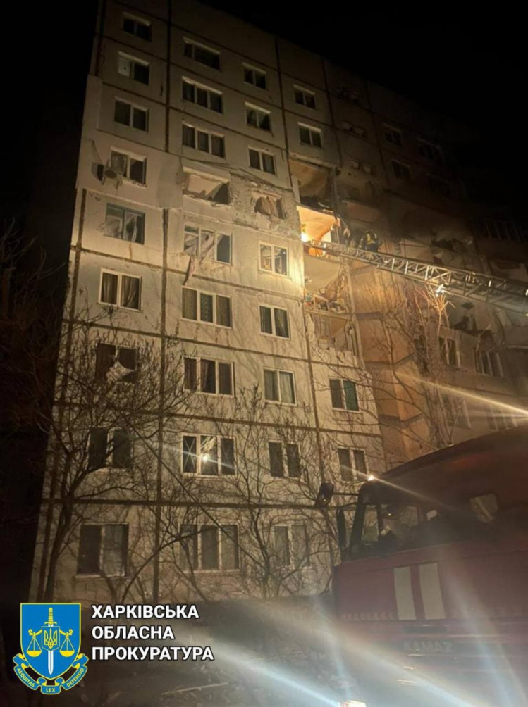 Последствия обстрела многоэтажки в Харькове
