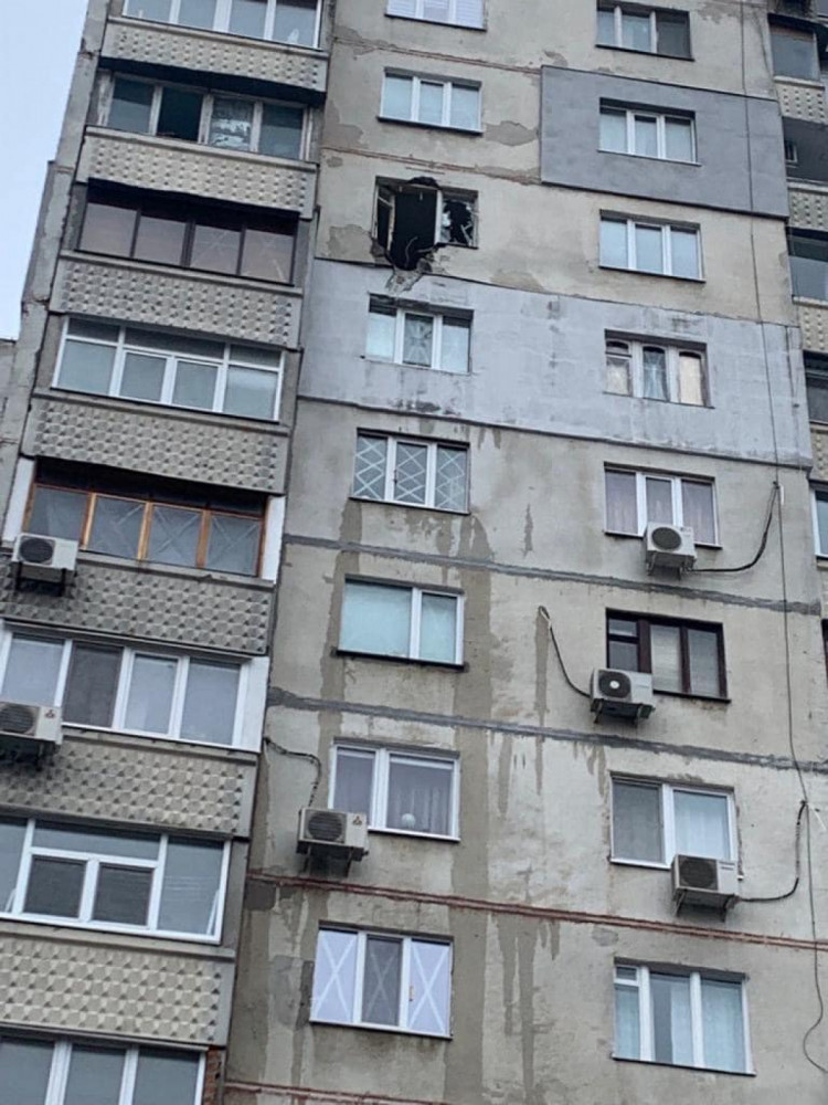 В Харькове снаряд попал в жилой дом